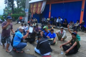 Bogor- Warga berhsil memukul mundur aparat Satpol PP yang hendak membongkar villa mereka (DT)