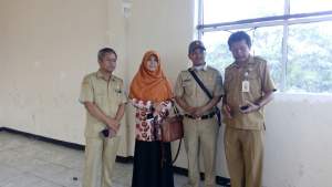  Anggota Komisi III DPRD Kota Tangsel, Siti Chadijah saat mengunjungi SDN Rawa Buntu 03, Serpong.