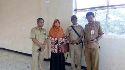  Anggota Komisi III DPRD Kota Tangsel, Siti Chadijah saat mengunjungi SDN Rawa Buntu 03, Serpong.