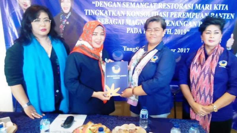  Dewi Indah Damayanti terima buku susunan pengurus dari Sekjen Garnita Malahayati Pusat, Rumiati.