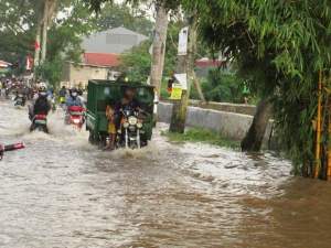  Kondisi Jalan Setiabudi yang berada antara Kampung Bulak dan Perumahan Pondok Maharta saat terjadi banjir.