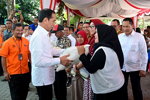 Presiden Jokowi Serahkan Bantuan Pangan Beras ke KPM di Cilegon 1