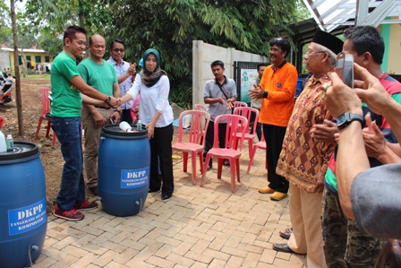 Kadis DKPP M.Tahaer Rochmadi menyerahkan tabung komposter kepada Sekretaris Kelurahan Ciater Linda 