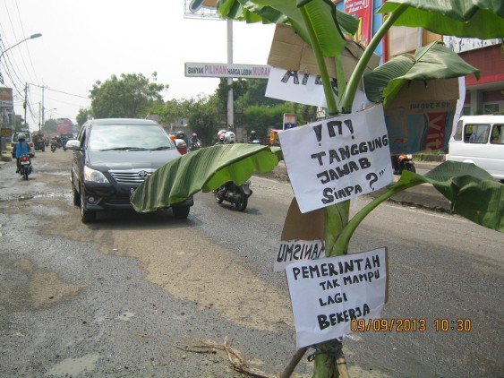 090913Jalan Raya Siliwangi kembali ditanami pohon protes warga tidak pernah mendapat respon dar Dinas Bina Marga dan Tata Ruang Pro dt