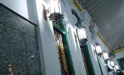 Lampu antik dinding Masjid Agung Palembang