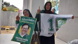 Simpatisan dan kader PKB bawa atribut partai dan foto Gus Muhaimin saat antar pendaftaran Bacaleg di KPU Tangsel.