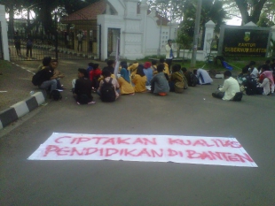 Gabungan BEM Se-Banten Long March Ke Rumah Dinas Gubernur Banten
