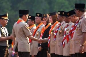 Walikota Tangsel Airin Rachmi Diany saat menerima Lencana Melati oleh Presiden RI Jokowi di HUT Pramuka Ke-54 di Cibubur, Minggu (16/8).