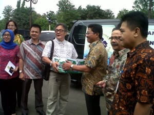 Tangerang- PHRI kota Tangerang menyerahkan secara simbolis bantuan banjir kepada Wakil Walikota Tangerang,Kamis (23/1)