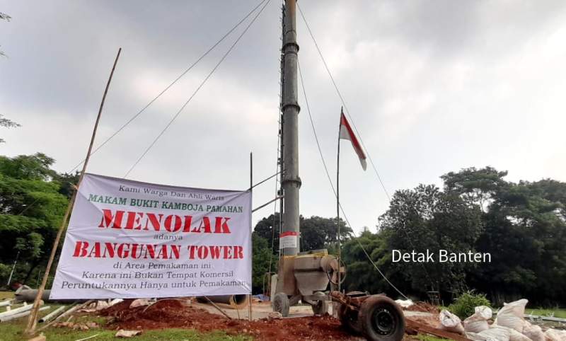 Spanduk penolakan warga atas pembangunan tiang menara seluler monopole di TPBU Pamahan Kamboja, Serpong.
