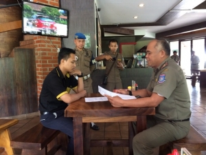  petugas Pol PP Tangsel saat melakukan sidak di salah satu rumah makan di kawasan Pondok Aren.