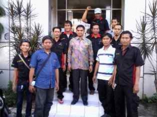 Pamulang- Saat anggota Komisi 9 DPR RI, Indra Berkunjung ke PLN Pamulang.
