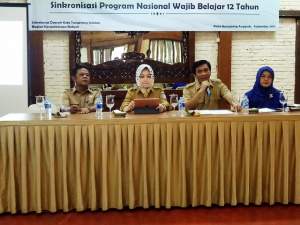 Wali Kota Tangsel Airin Rachmi Diany saat menghadiri Sinkronisasi Program Nasional Wajib Belajar 12 Tahun.