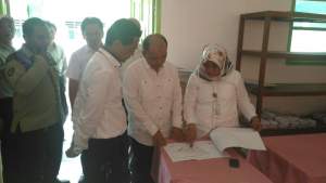 Kepala Dinas PU Retno Prawati dan Sekretaris Pendidika dan Kebudayaan Kota Tangsel Taryono saat meninjau SMP N 19 