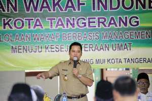 Wali Kota Tangerang Arief Wismansyah memberikan sabutan saat Raker Pengelolaan Laha Wakaf.