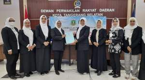 Mulyanah Anwar dan Siti Chadijah saat prosesi peralihan pimpinan Ketua KPPI Tangsel di ruang Aspirasi DPRD Tangsel.