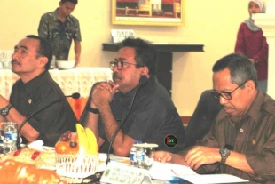 dari kanan Muhadi Setda Banten, Wakil Gubernur Rano Krno, Ketua DPRD Banten Aeng Haerudin