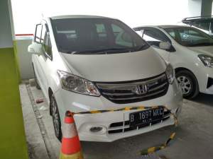 Mobil pegawai Setda dibobol maling di parkiran Puspemkot Tangsel.