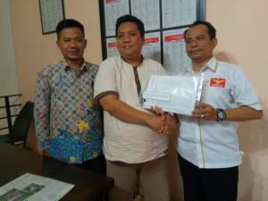 Ketua KPU Tangsel M Subhan saat menyerahkan berita acara verifikasi faktual kepada Wakil Ketua Partai Garuda Kota Tangsel, Zul Haloho.