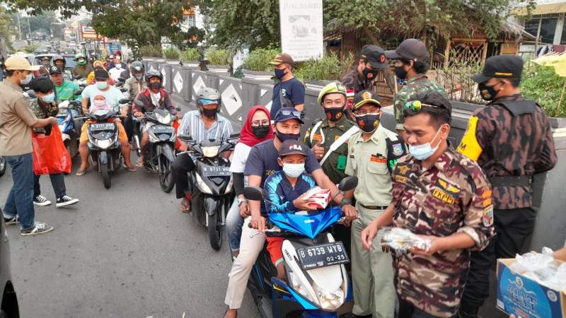 4 Organisasi TNI Polri di Tangsel Kompak Berbagi Takjil di Bunderan Maruga