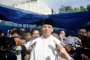 Calon Gubernur Banten Wahidin Halim (WH) usai pencoblosan Pilgub Banten di TPS.