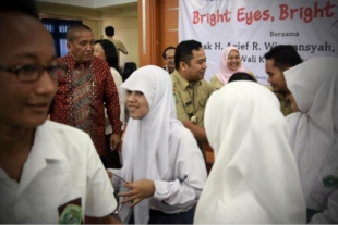 Alfamart Bersama Arief, Bagikan Kacamata Gratis Kepada 1753 Pelajar Kota Tangerang