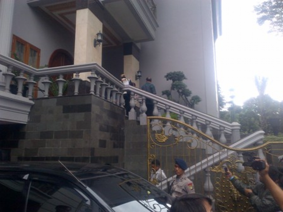 Bogor- Rumah Mewah Sutan Bhaetogana, saat di periksa KPK,Kamis (16/1)DT
