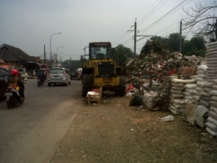 Jakarta- Tampak tumpukan sampah dipinggir jalan Lenteng Agung,Jaksel.
