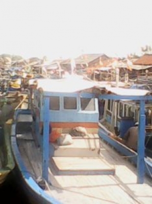 Tangerang- terlihat banyak perahu nelayan yang tidak melaut akibat angin kencang. (dt)