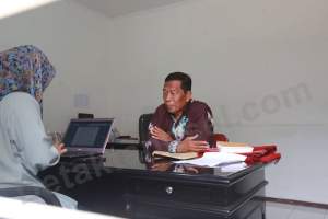 Plt Lurah Pondok Jagung OO Madyah saat klarifikasi di kantor panwaslu tangsel