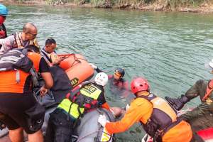 Proses evakuasi korban tenggelam di Sungai Cisadane, Cisauk. (Aip Kurniawan)