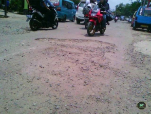 Kondisi Jalan di Kecamatan Cipocok Jaya Serang Rusak Berat