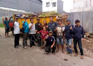 Di Motori Tokoh Pemuda, Warga Kampung Rawa Gotong Royong Bersihkan Sampah