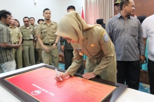 Pamulang- Walikota Tangsel, Airin Rachmi Diany menandatangani Ikrar Tertib Kampanye bersama Parpol Peserta, Rabu (29/1)DT