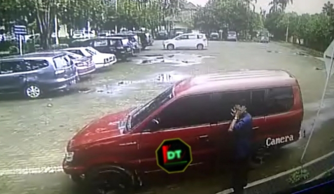 Aksi Pencurian dengan modus memecahkan kaca mobil di DPRD Tangsel, Selasa (27/1). dok DT