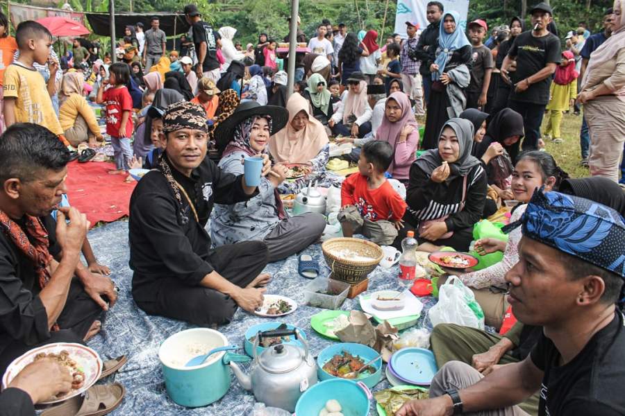 Warga Kampung Janut Kab Bogor Gelar Tradisi 'Sedekah Cai' di Bantaran Sungai Cikaniki