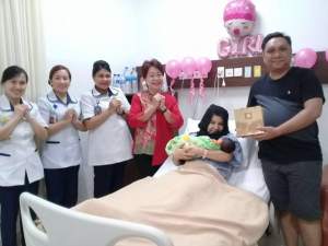 Rayakan Imlek, Siloam Hospitals Bagi Jeruk Mandarin ke Pasien