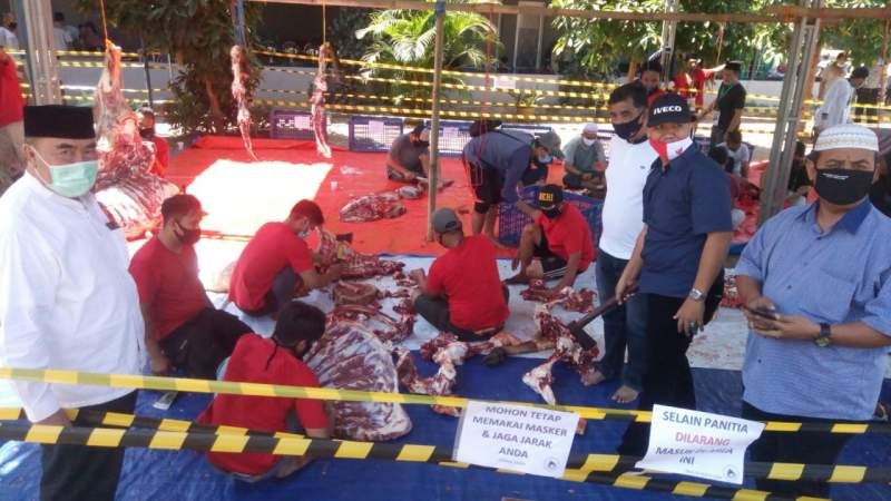 Moh Saleh Asnawi saat memantau proses pemotongan hewan kurban di Lubana Sengkol