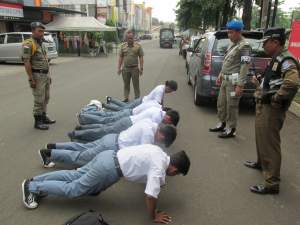 Ketahuan membolos pelajar push up dihadapan petugas Satpol PP Kota Tangsel.