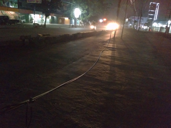 Akibat tiang listri ditengah jalan dengan kabelnya berjuntai serta kurang PJU, mengakibatkan pengendara tersabet talinya di Jl Siliwangi, Pamulang, Tangsel