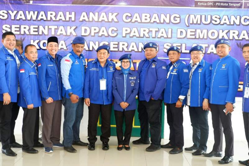 Ketua DPD Demokrat Banten, Iti Octavia Jayabaya bersama pengurus Demokrat Tangsel usai Musancab di Tandon Ciater.