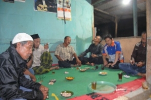 Pamulang- Warga Rawa Lindung dalam rapat musyawarah maslah terminal Pondok Cabe rabu malam,(29/1)dt