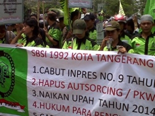 Setu- Ratusan buruh tergabung dalam SBSI Tangsel Demo di Kantor Pemkot. Kamis (31/10)