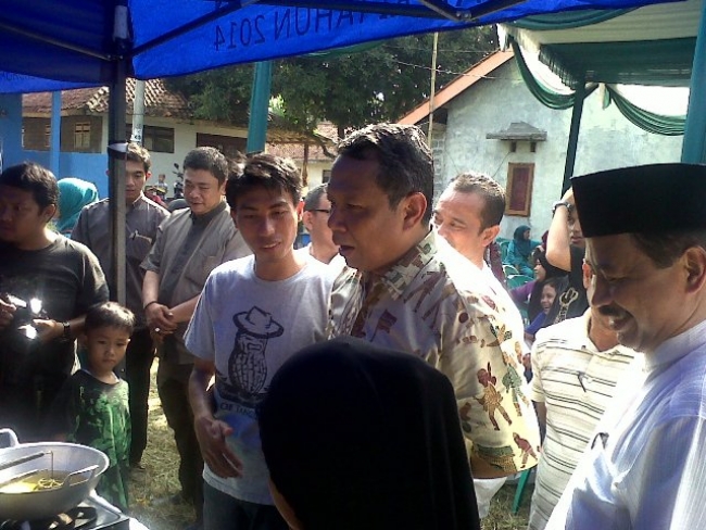Wakil Walikota Tangsel Benyamin Davnie saat meninjau stand Kampung Wisata Industri