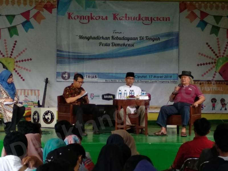 Ridwan Saidi (kiri) saat diskusi kebudayaan di Pisangan, Ciputat.