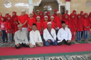 Remaja Masjid Nurulhidayah Santuni Anak Yatim