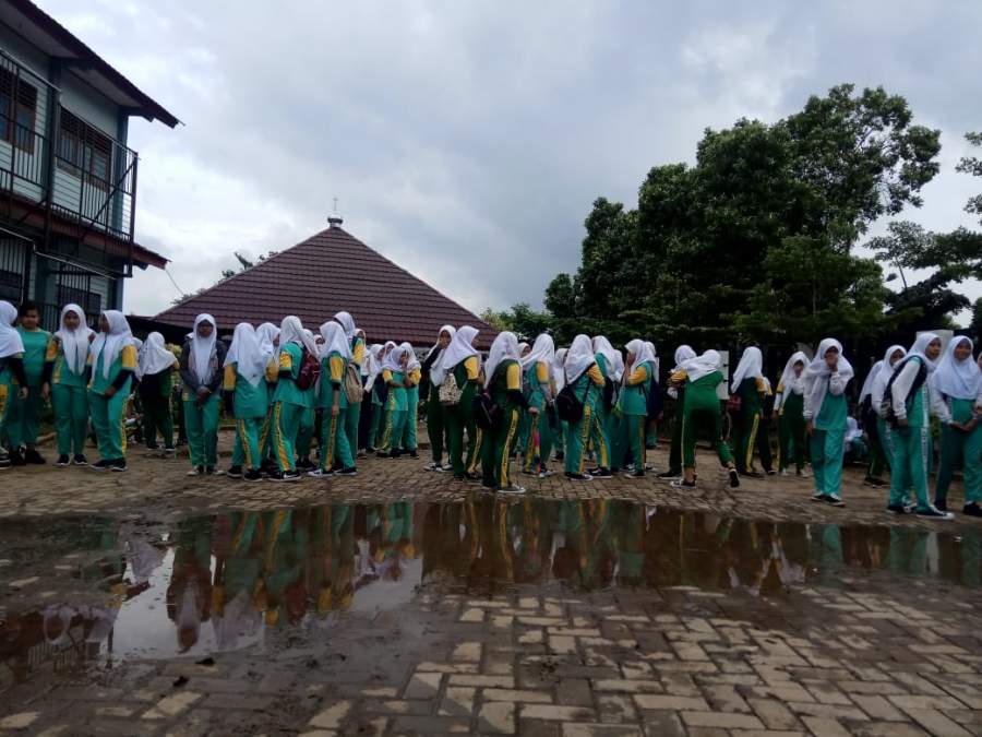 Siswa-siswi SMPN 22 Tangsel Bersi-bersih sekolah