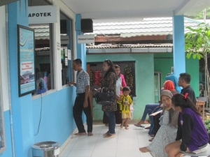Suasana di loket pendaftaran pasien di salah satu Puskesmas di wilayah Pondok Aren.