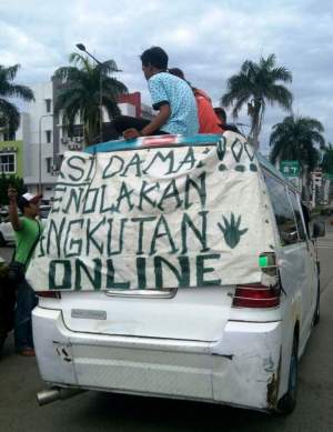 Demo angkot di Kota Tangerang.