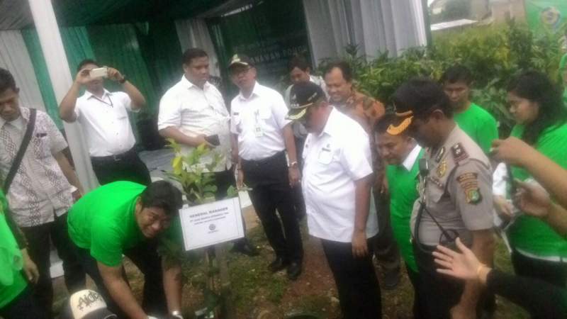 PT Jasa Marga tanam pohon untuk penghijauan di Kota Tangerang